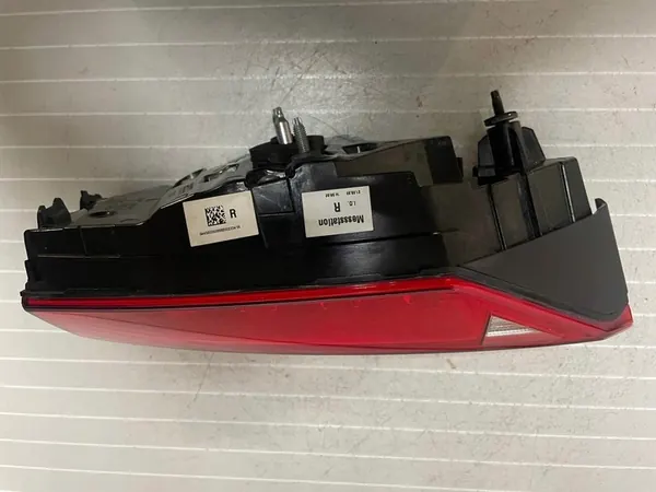 Luz trasera derecha Audi A6 C8 image 8