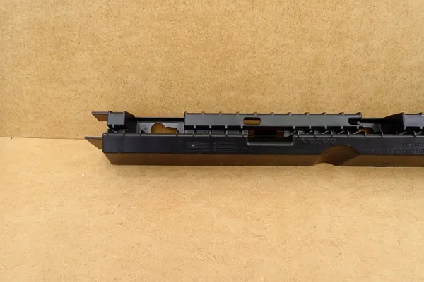 Volvo OE 32216525 vasen taka kynnyskiinnitys image 3