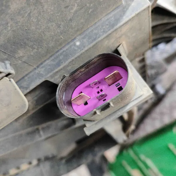 VW Amarok jäähdytysosa OEM 2H0121203K - Käytetty image 5