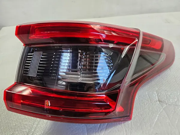 Luz trasera derecha Nissan Qashqai II J11 Lift OEM 26550 HV00A image 8