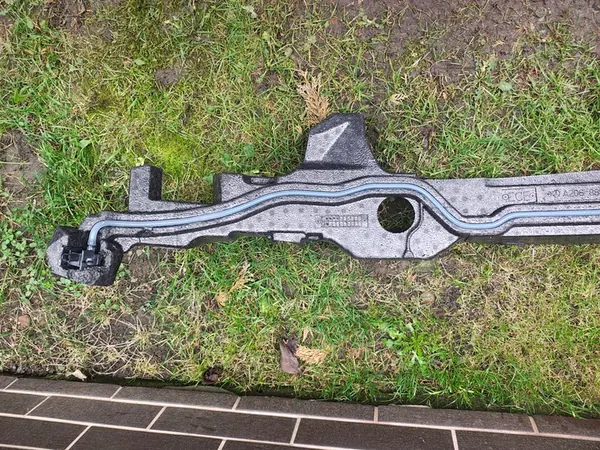 MERCEDES W206 AMG Etuiskunvaimennin Jalankulkijasensorilla OEM image 3