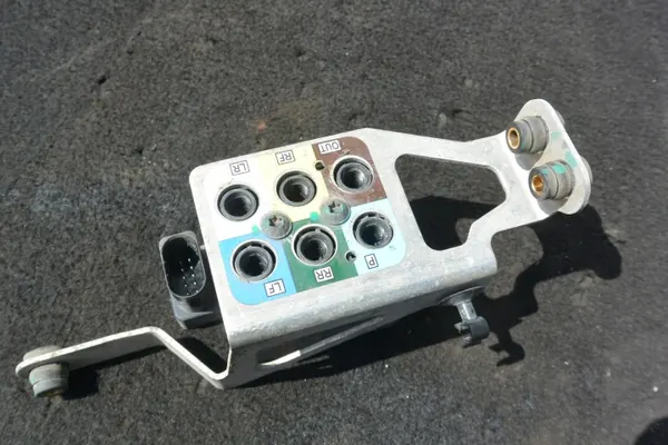Tesla Model S Luftfjädringsventil - Begagnad image 3
