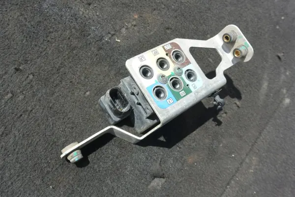 Tesla Model S Luftfjädringsventil - Begagnad image 5