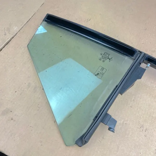 Vitre Triangle Arrière Droite OEM A1177300455 Mercedes CLA image 3