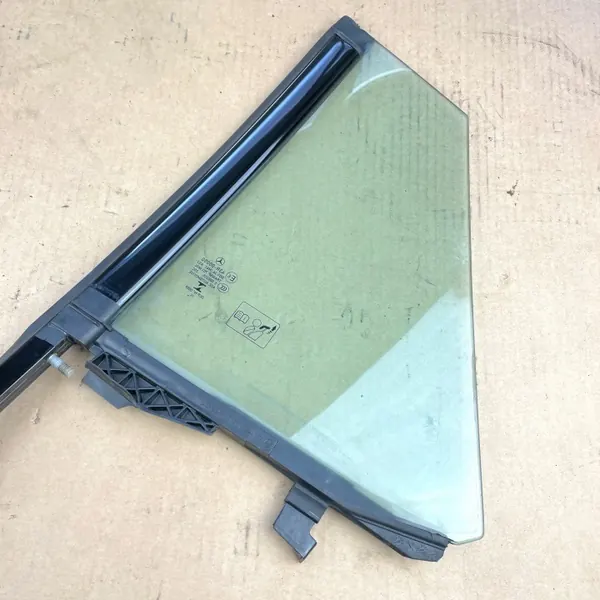 Vitre Triangle Arrière Droite OEM A1177300455 Mercedes CLA image 8