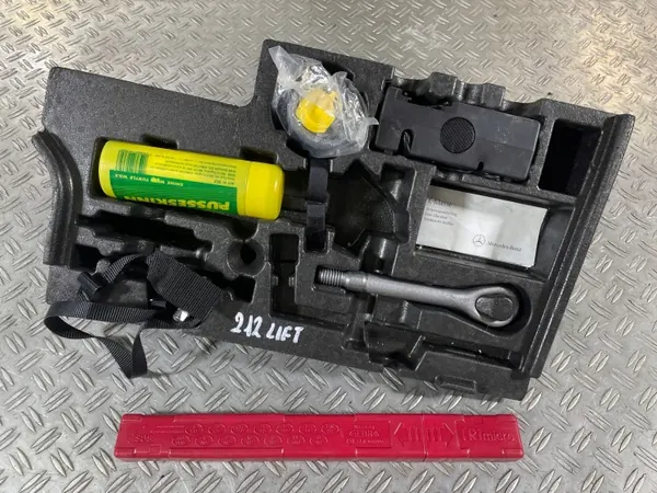 Mercedes E W212 työkalusarja OEM 2128900810 image 2