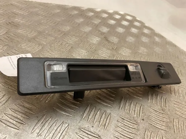 Asa de portón Volvo XC90 2021 OEM 31675543 con cámara image 4