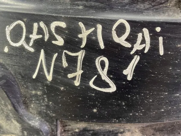 Nissan Qashqai 2011 Vasemman etuosan lokasuoja image 5