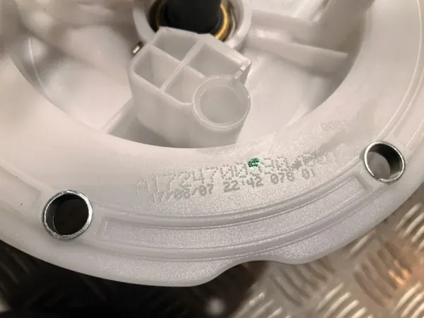 Polttoainepumppu OEM A1724700590 Mercedes SLK SLC R172 image 4