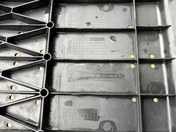 Skoda OE puskurisuojalevy OEM 5E3807611C image 6