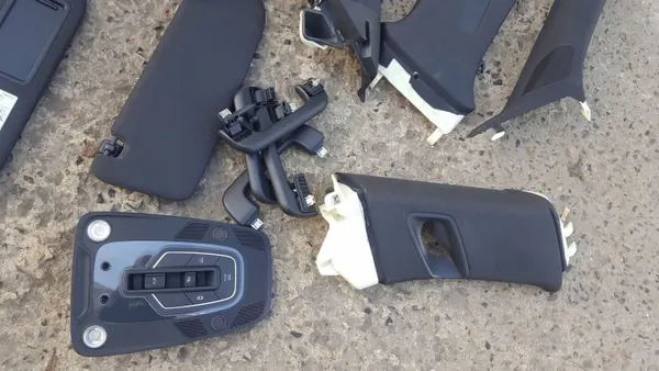 Moldura de pilar Audi Q7 2015 S-Line OEM TOC45789 image 3