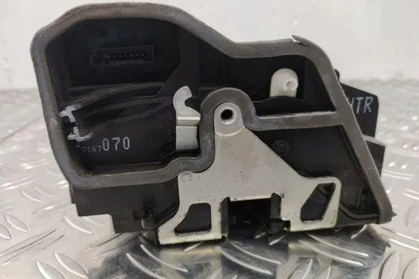 Bakre högra dörrlås BMW 5 TOURING (E61) OEM 7167070 image 2