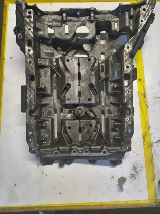 Cárter de aceite Mercedes OEM A6510140200 - Usado image 2