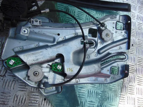 Renault Megane achter linker ruit OEM e2 43r-000929 image 6