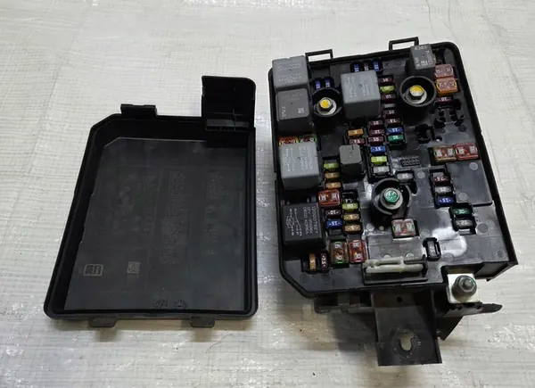 CAIXA DE FUSÍVEIS CHEVROLET TRAX 1.7 CDTI 95131335 image 1