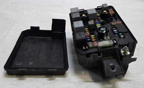 CAIXA DE FUSÍVEIS CHEVROLET TRAX 1.7 CDTI 95131335 image 2