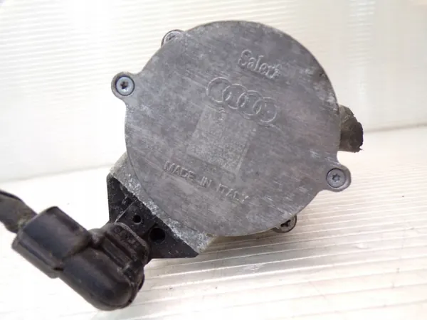 Bomba de agua auxiliar Audi A4 B9 TFSI OEM 8W0145879B image 4
