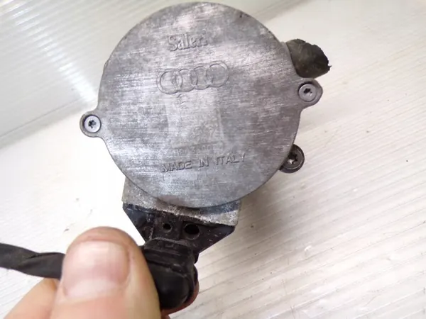 Bomba de agua auxiliar Audi A4 B9 TFSI OEM 8W0145879B image 5