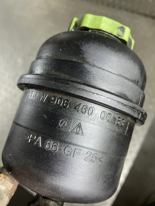 Mercedes-Benz OE 9064600083 Servolenkungsbehälter image 3