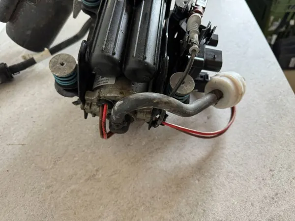 Compresseur suspension air OEM M8E2-3B484-AB Occasion image 4