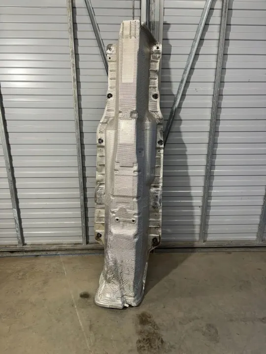 Escudo térmico VW Passat B8 OEM 5Q0825661BH image 2