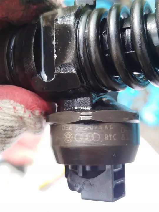 Inyector OEM 038130073AG para VW Golf V 1.9 TDI image 4