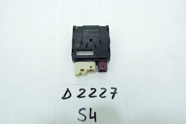 USB-C-porttipistoke OEM A2238201305 Mercedes S W223 image 3