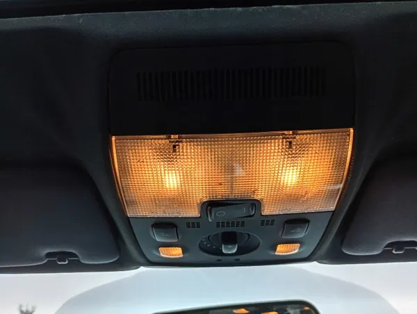 OEM MM-0303-64 Luz de techo Audi A4 B6 con control techo solar image 3