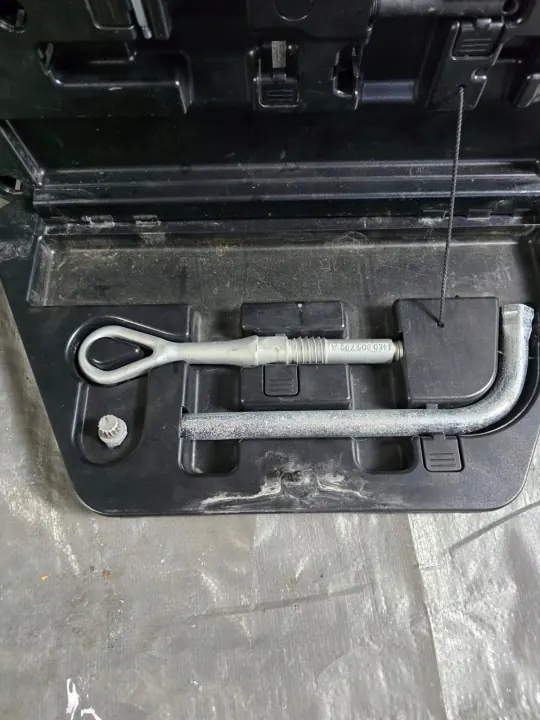 Gereedschapsvak OEM 4E0012123C Audi A8 D3 Gebruikt image 3