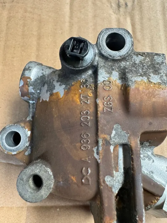 Flange do sistema de arrefecimento A9362032736 Mercedes Atego image 3