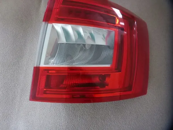 Luz trasera LED derecha SKODA OCTAVIA III Kombi 5E9945096A image 2
