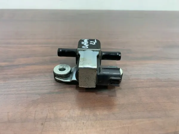 Mitsubishi Outlander Kraftstoffdampfventil OEM K5T45875 image 4