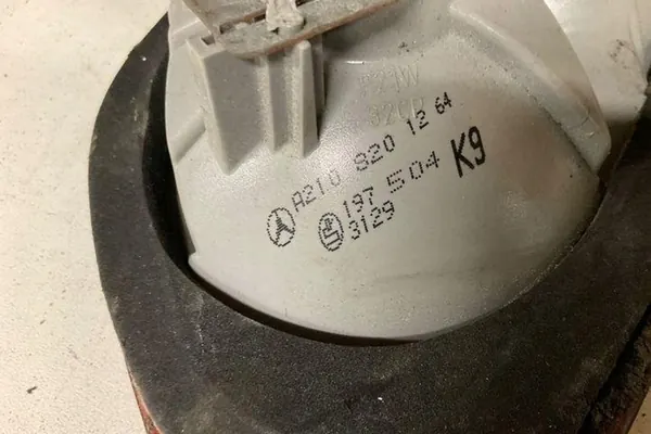 Rechter achterkleplamp MERCEDES-BENZ E (W210) A2108201264 image 2