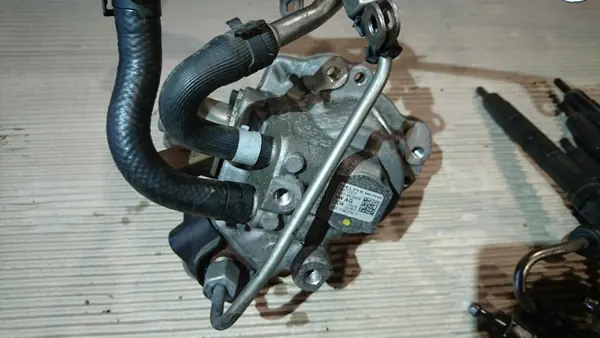 Inspuitpomp OEM 04L130277D voor 1.6 TDI image 3