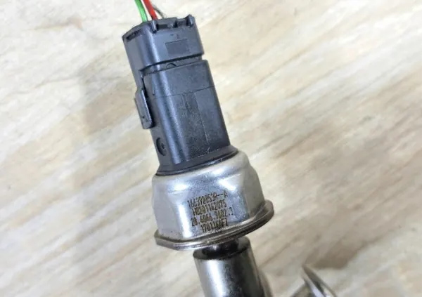 Nissan OE H8201142075 Einspritzschiene mit Sensor image 3