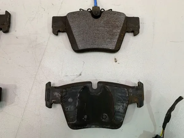 BMW 8842964 Bremsbeläge hinten mit Sensor image 4