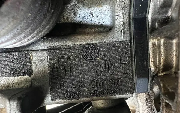 Peça Volkswagen OE usada OEM 0438201205 051016E image 3