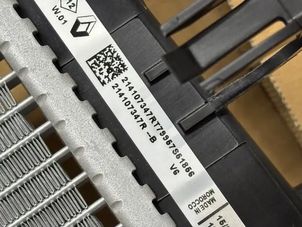 Radiador de agua DACIA SANDERO III Nuevo Original 214107347R image 2