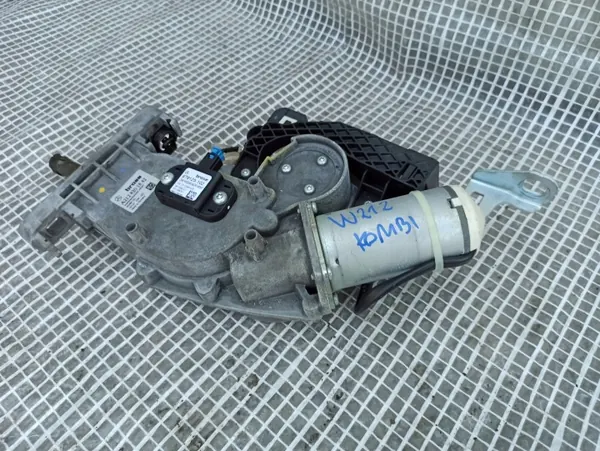 Atuador porta-bagagens Mercedes OEM A2128201842 - Usado image 3