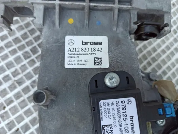 Atuador porta-bagagens Mercedes OEM A2128201842 - Usado image 6