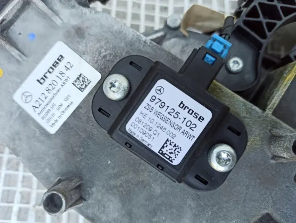 Atuador porta-bagagens Mercedes OEM A2128201842 - Usado image 7