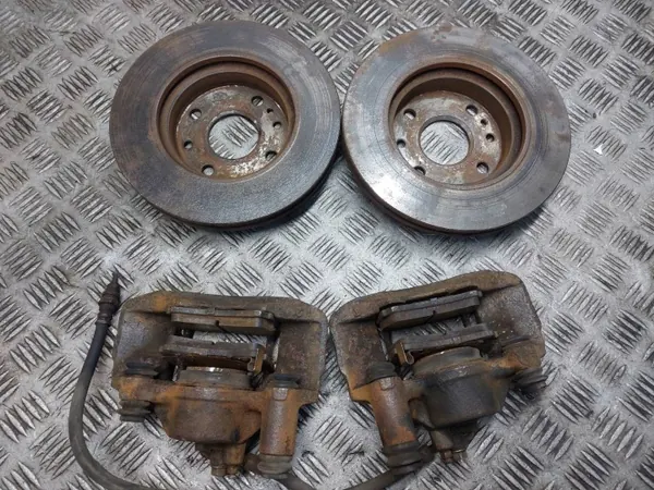 Disques + Plaquettes + Étriers Frein Avant OEM Mazda Demio I image 3