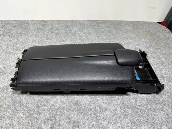 Mercedes W212 middenconsole armsteun OEM 0005748037 image 2