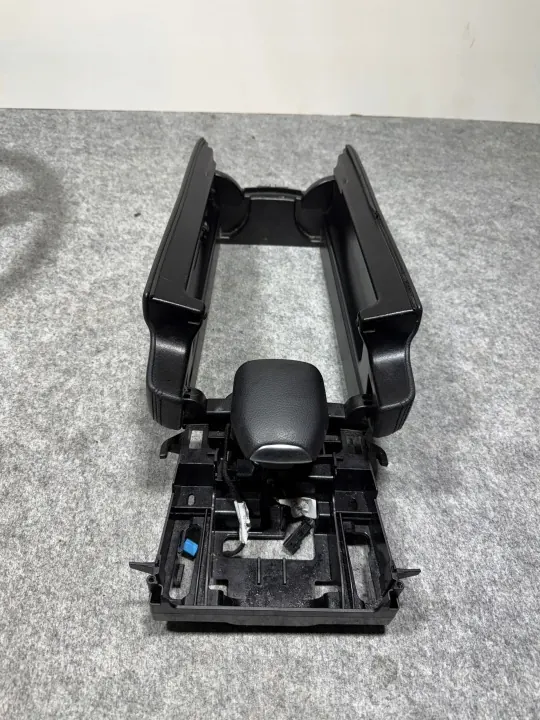 Mercedes W212 middenconsole armsteun OEM 0005748037 image 3