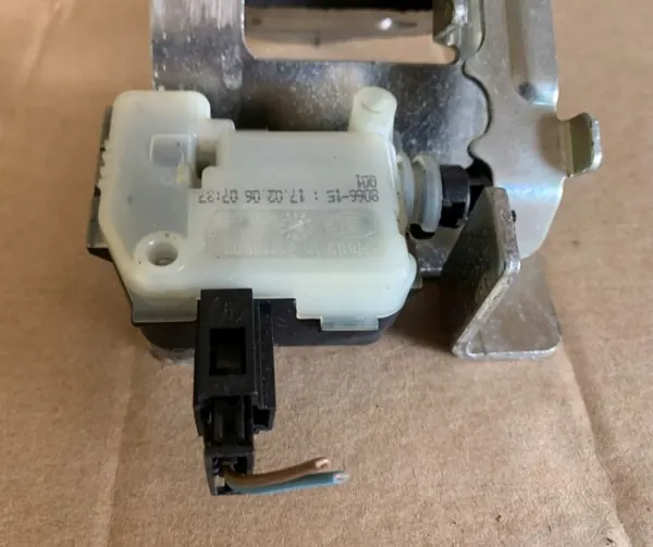 Fecho de porta-malas OEM 1Z9827511C Skoda Octavia II image 3