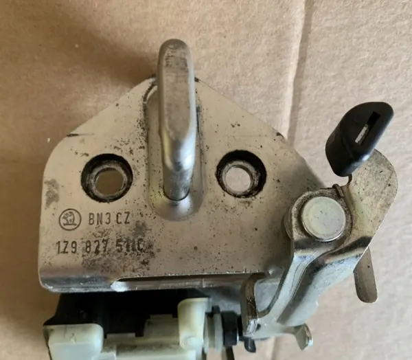 Fecho de porta-malas OEM 1Z9827511C Skoda Octavia II image 4