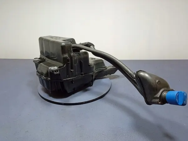 AdBlue-säiliö Audi A7 C8 3.0 TDI V6 OEM 4K0131878 image 3
