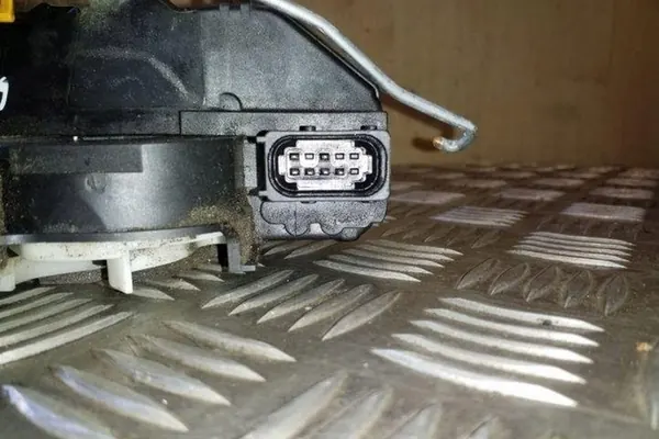 Hintere rechte Türschloss OPEL ASTRA J GTC 13579556 image 4