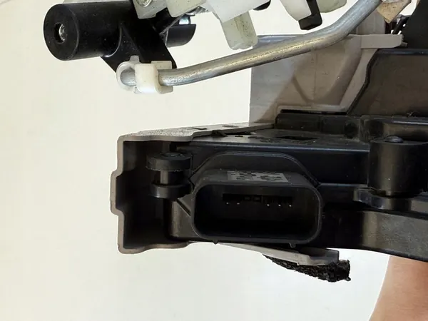 Dörrlås fram vänster Hyundai Kona I 2017-2022 OEM 81310-J9000 image 4