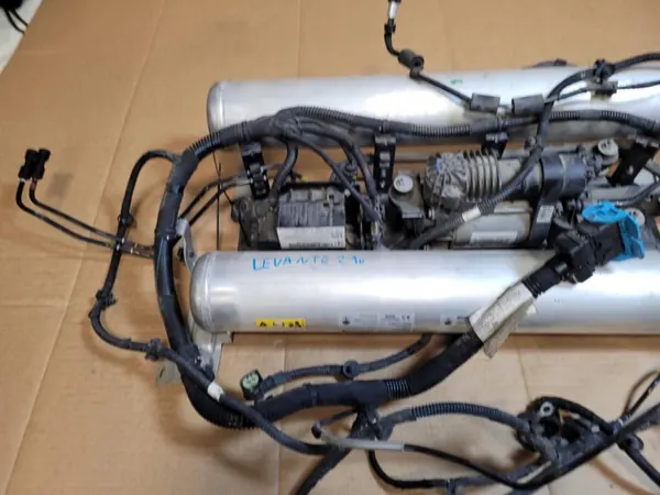 Maserati Levante fjädringskompressor OEM 15.1550-0201.2 image 3